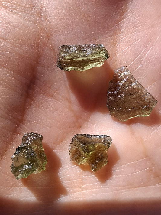 Moldavite chip Bundle, 1g, 4 pcs, Tektite (Ref: MB34)