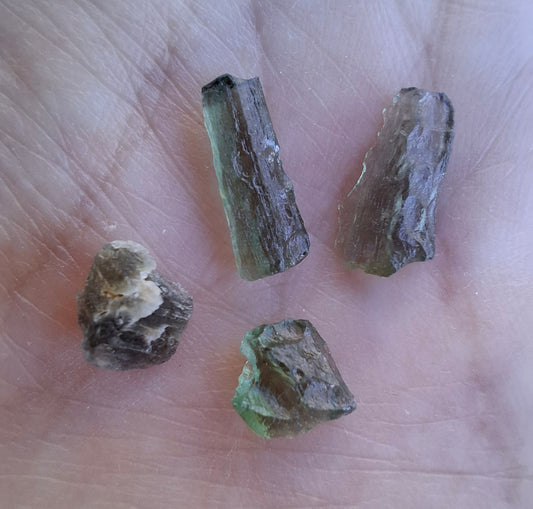 Moldavite chip Bundle, 1g, 4 pcs, Tektite (Ref: MB42)