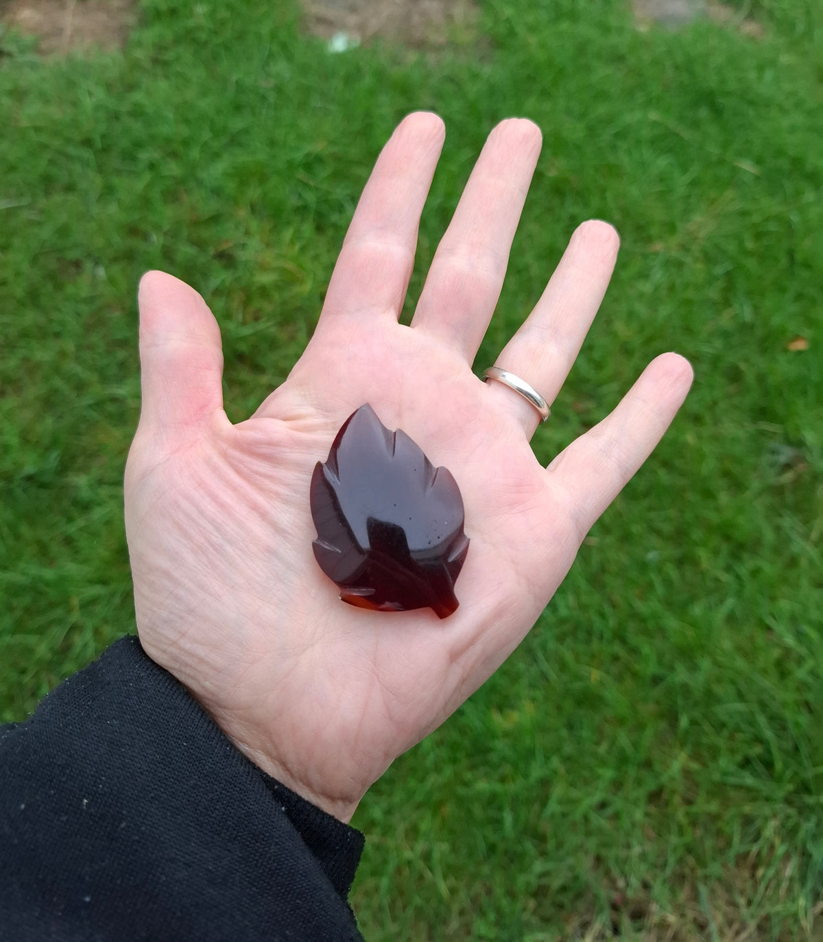 Red Amber Leaf Carving, 8.35g, Fossil (Ref: Leaf2)