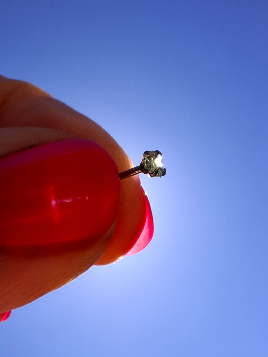 Moldavite (raw) NOSE STUD, 20G, L shape, Surgical steel, Tektite (Ref: N6)