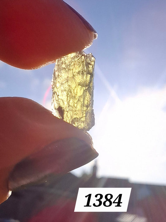 Moldavite Piece, 0.69g, Tektite (Ref: 1384)