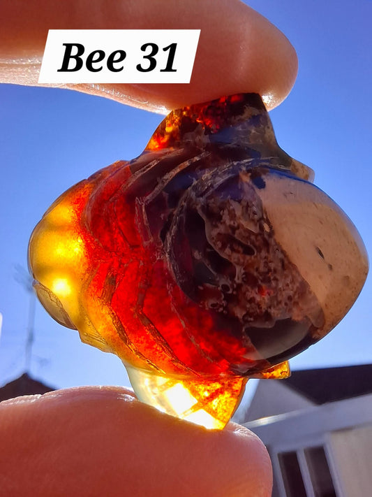 Red Amber Honey Bee Carving, 7.00g, Fossil (Ref: Bee31)