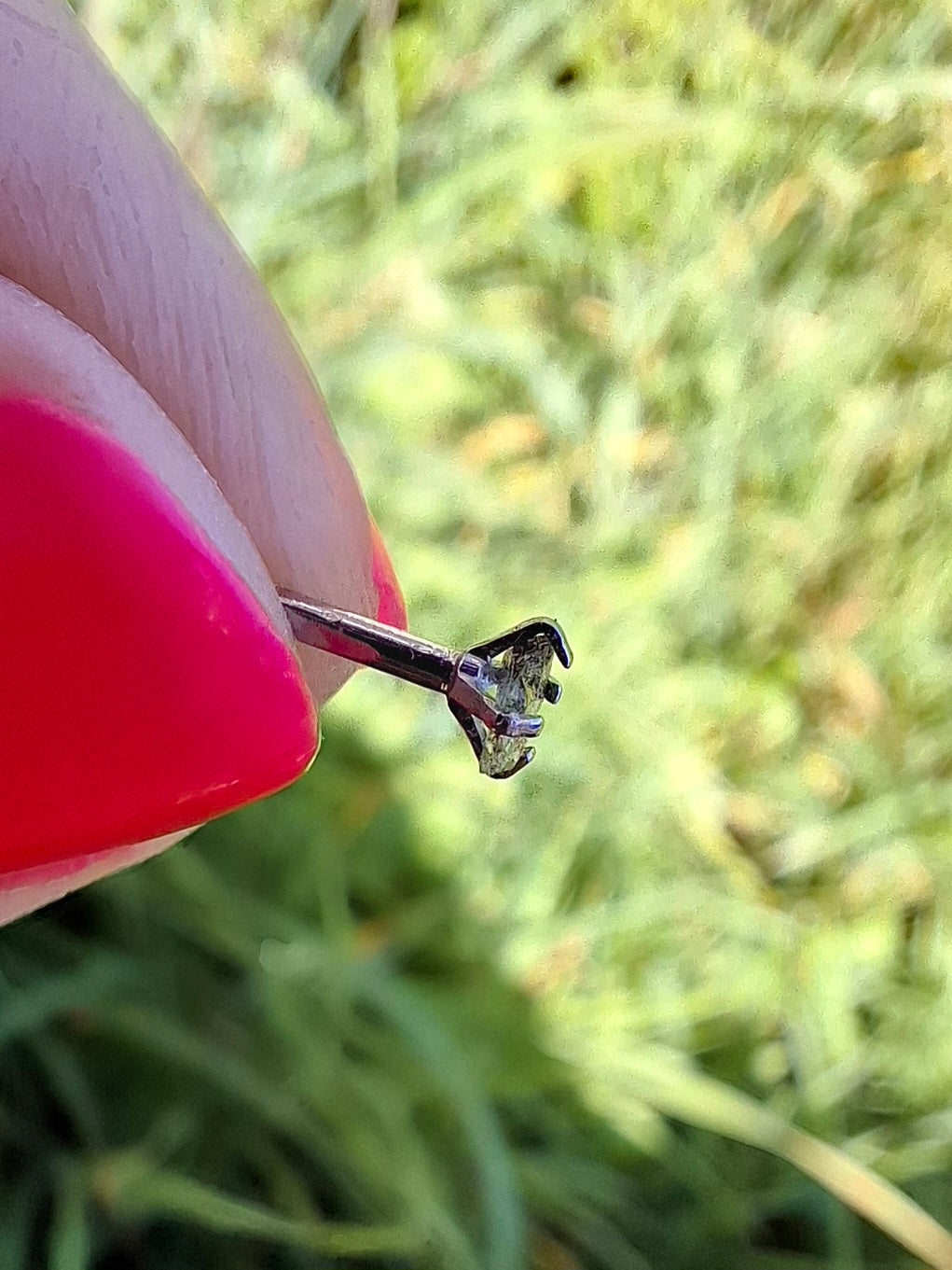 Moldavite (raw) NOSE STUD, 18G, L Shape, Surgical steel, Tektite (Ref: N9)