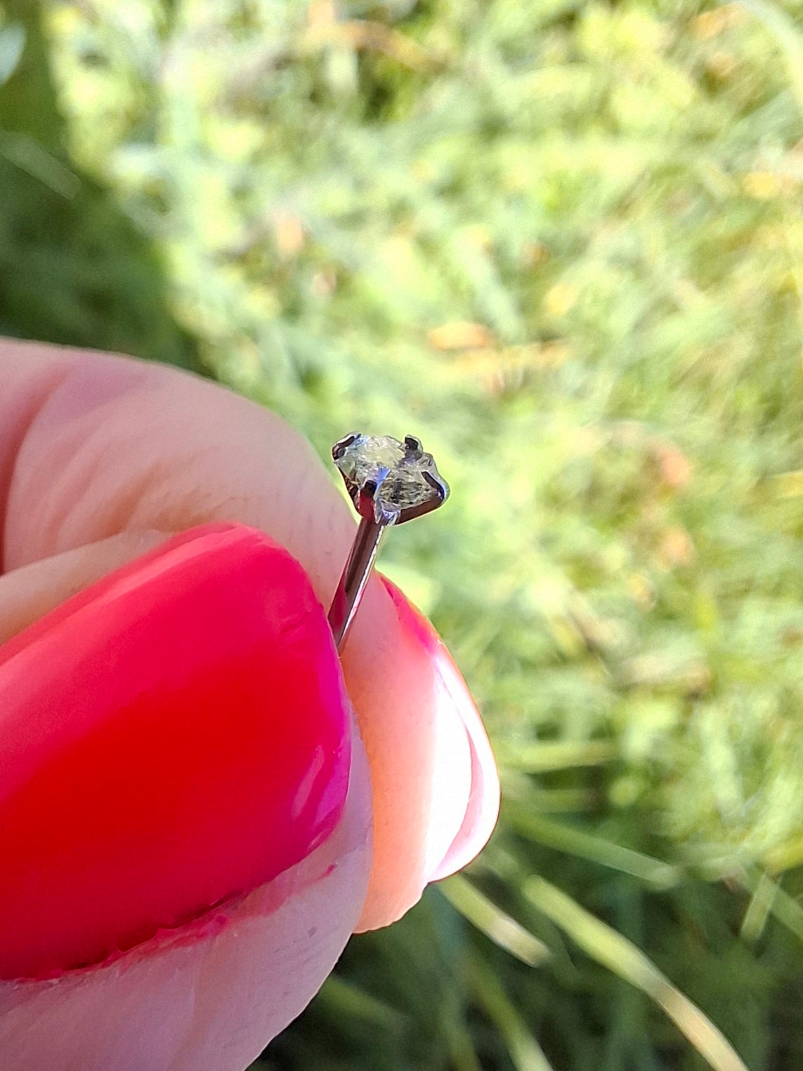 Moldavite (raw) NOSE STUD, 20G, L shape, Surgical steel, Tektite (Ref: N5)