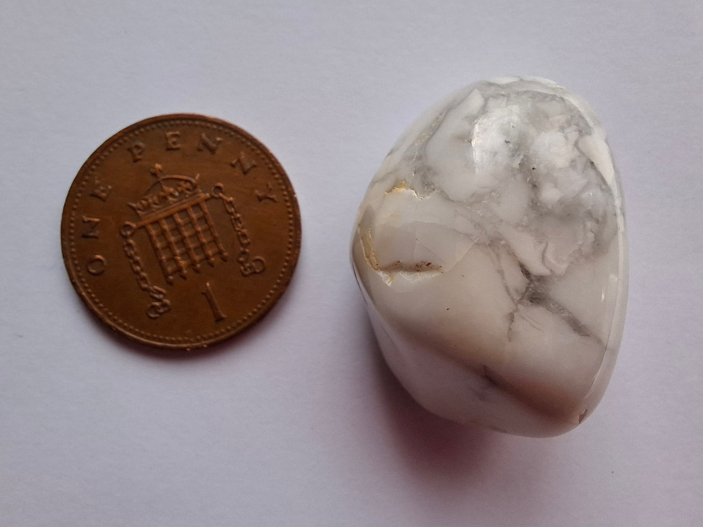 Howlite, Tumble Stone, Crystal (Ref: T40)