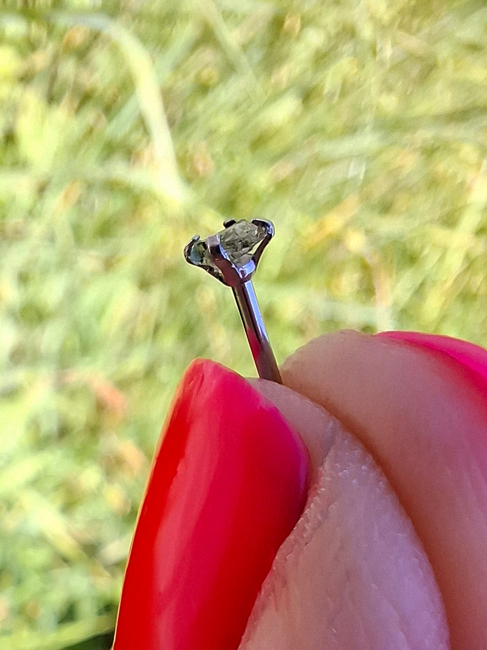 Moldavite (raw) NOSE STUD, 20G, L shape, Surgical steel, Tektite (Ref: N6)