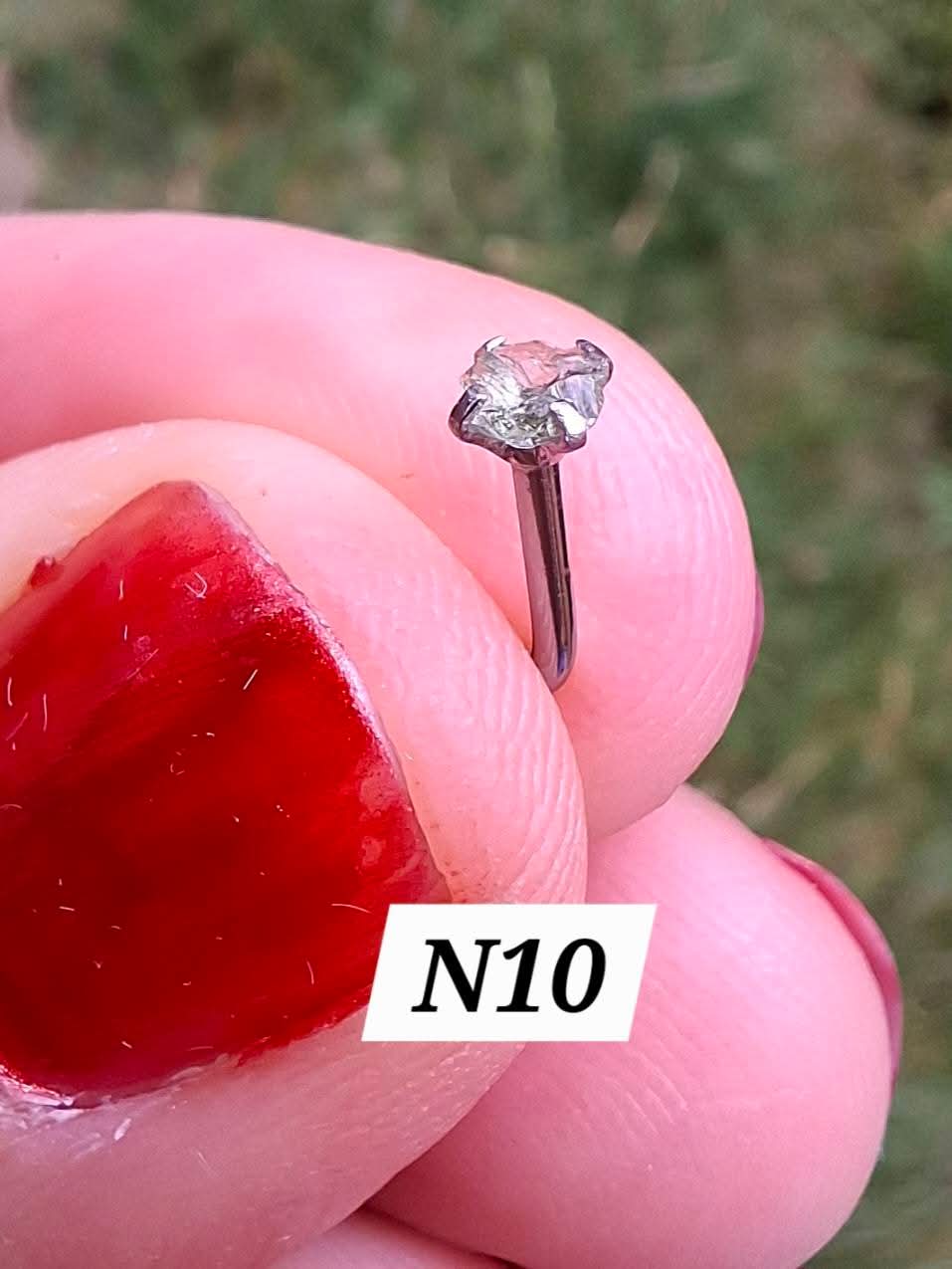 Moldavite (raw) NOSE STUD, 18G, L Shape, Surgical steel, Tektite (Ref: N10)
