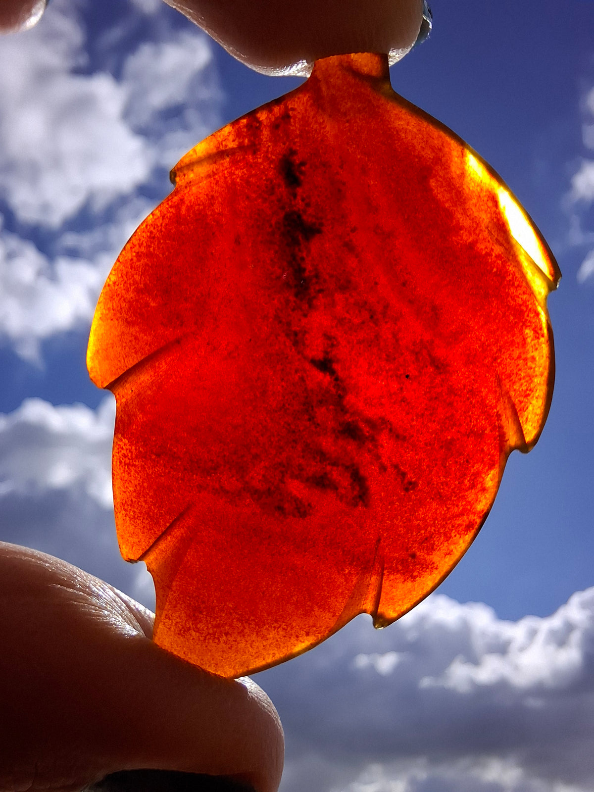 Red Amber Leaf Carving, 8.35g, Fossil (Ref: Leaf2)