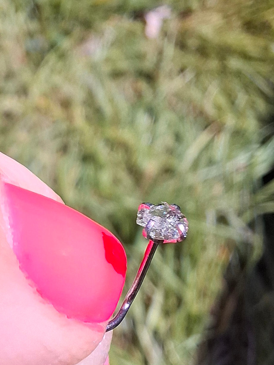 Moldavite (raw) NOSE STUD, 22G, Corkscrew, Surgical steel, Tektite (Ref: N11)