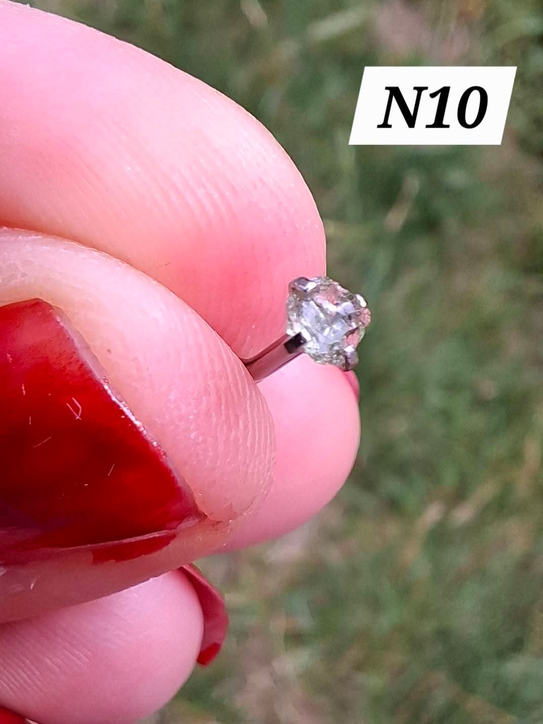 Moldavite (raw) NOSE STUD, 18G, L Shape, Surgical steel, Tektite (Ref: N10)
