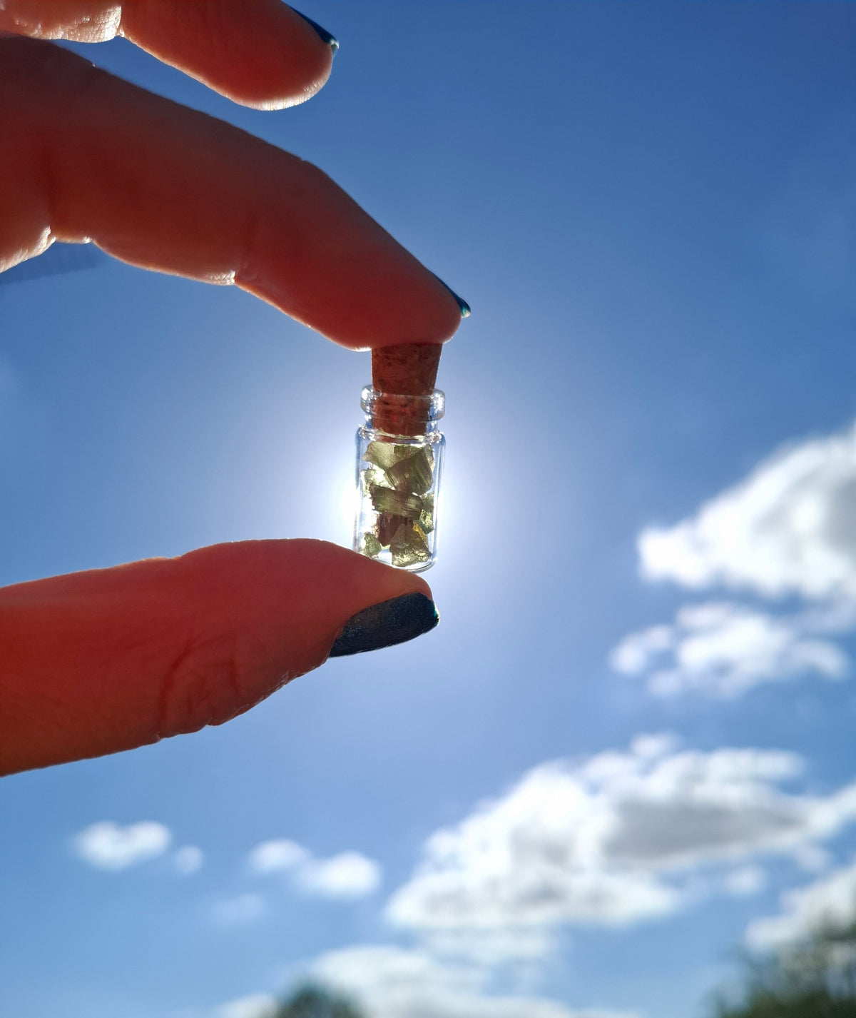 Moldavite Chips (1.00g) in 1ml Bottle, Tektite (Ref: B37)