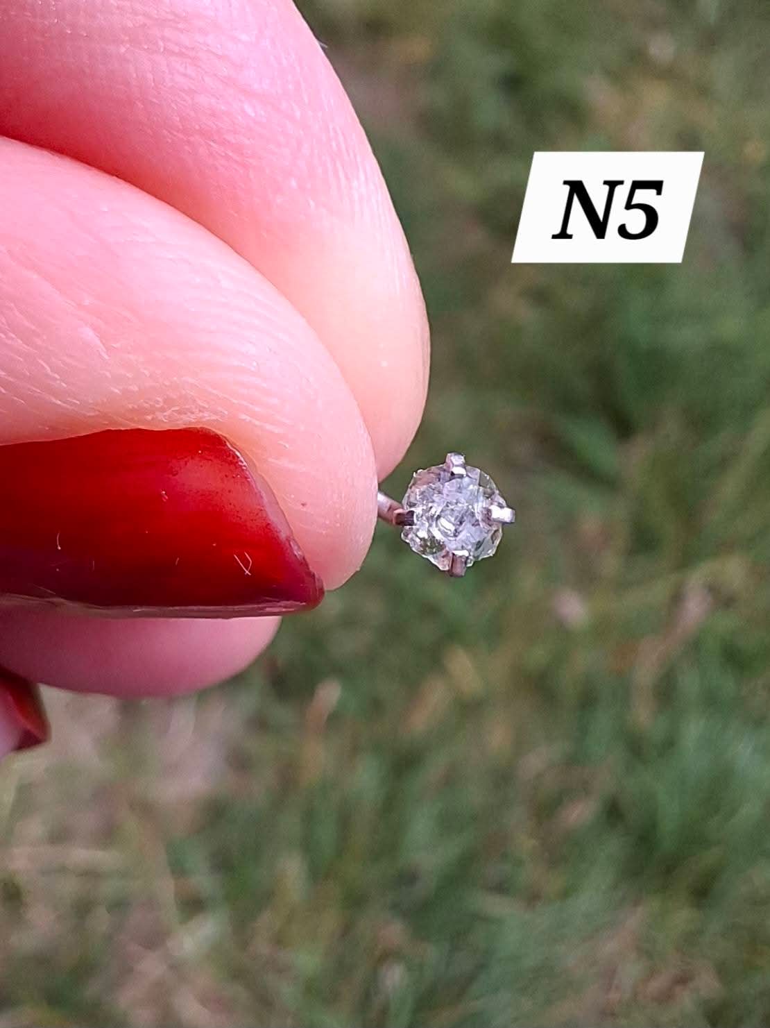 Moldavite (raw) NOSE STUD, 20G, L shape, Surgical steel, Tektite (Ref: N5)