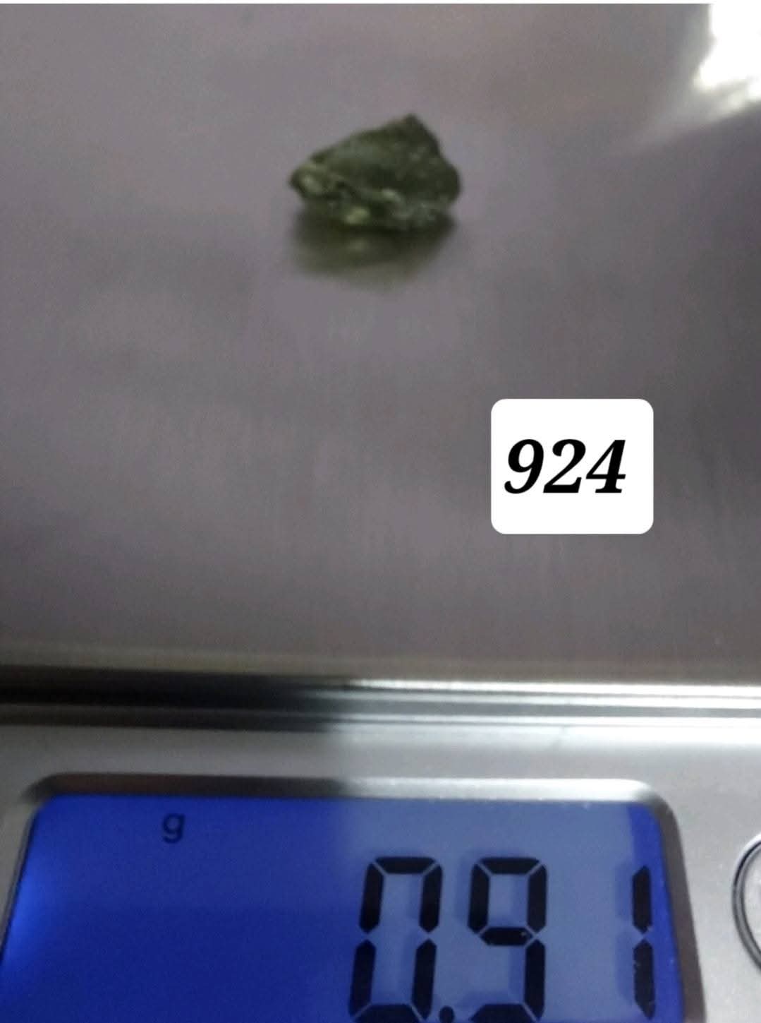Moldavite Piece, 0.91g, Tektite (Ref: 924)