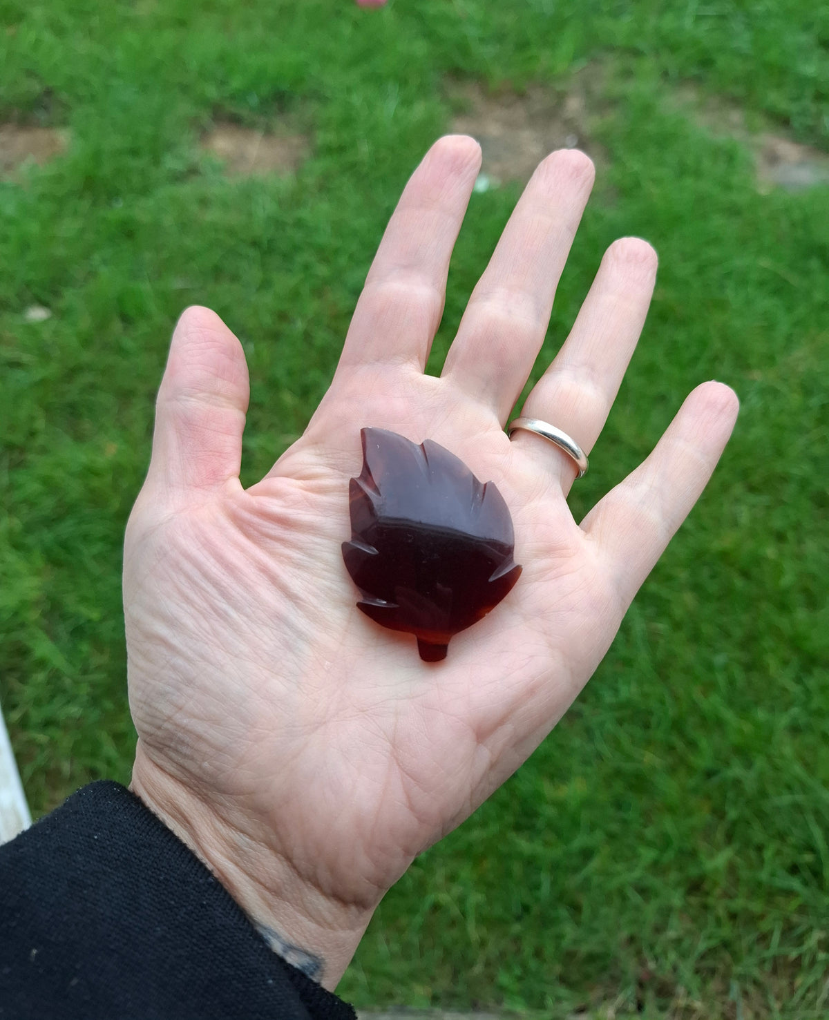 Red Amber Leaf Carving, 7.69g, Fossil (Ref: Leaf10)