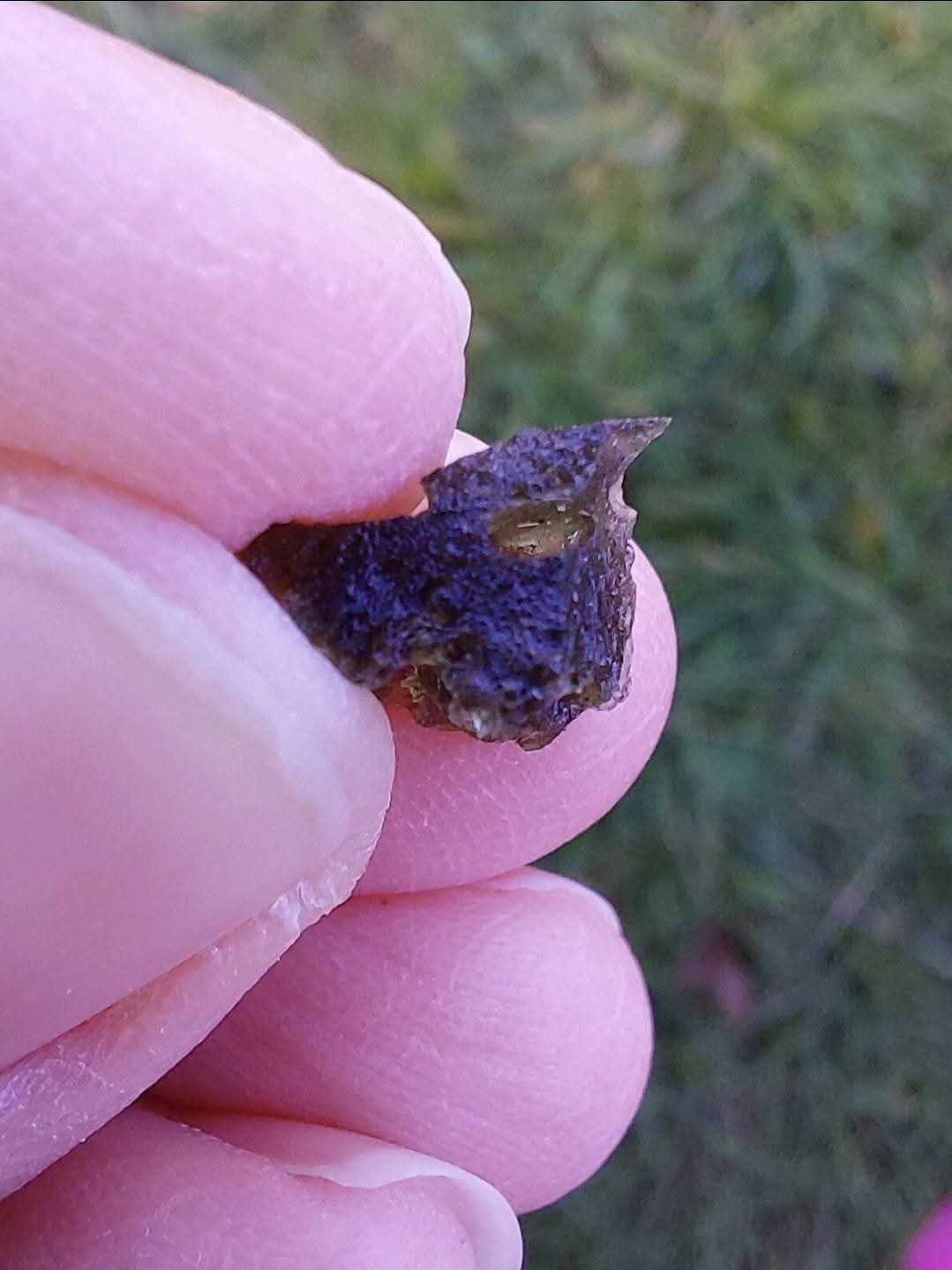 Moldavite Piece, 0.65g, Tektite (Ref: 1100)
