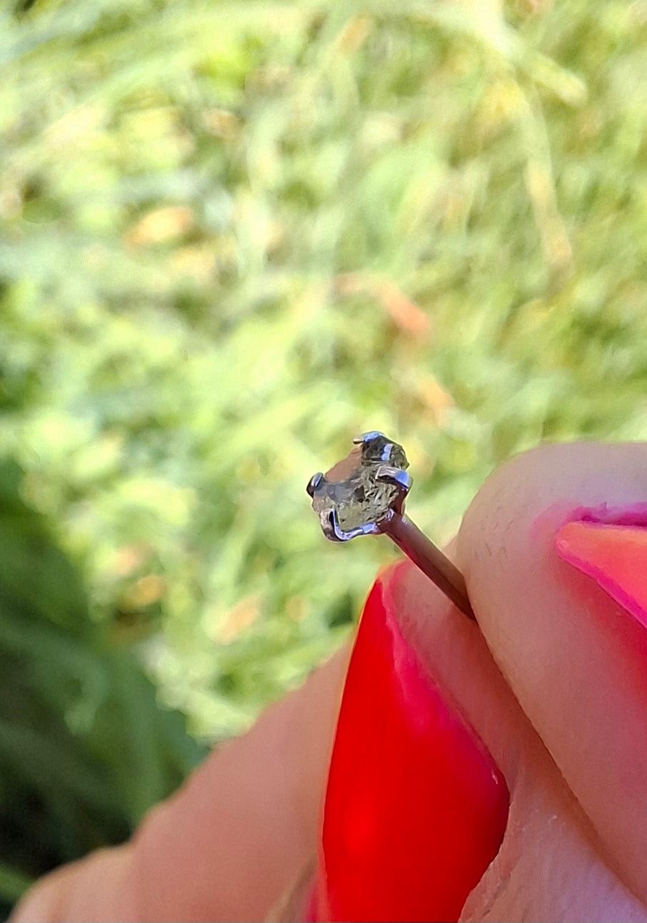 Moldavite (raw) NOSE STUD, 20G, L shape, Surgical steel, Tektite (Ref: N6)