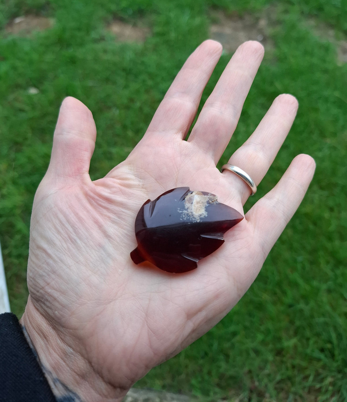 Red Amber Leaf Carving, 7.65g, Fossil (Ref: Leaf9)
