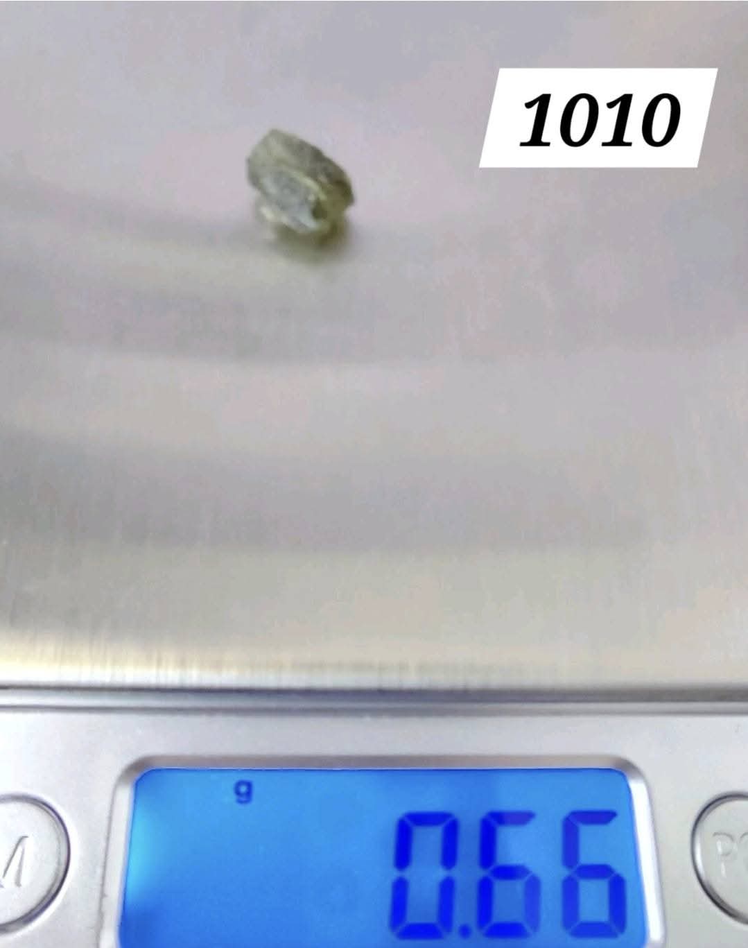 Moldavite Piece, 0.66g, Tektite (Ref: 1010)