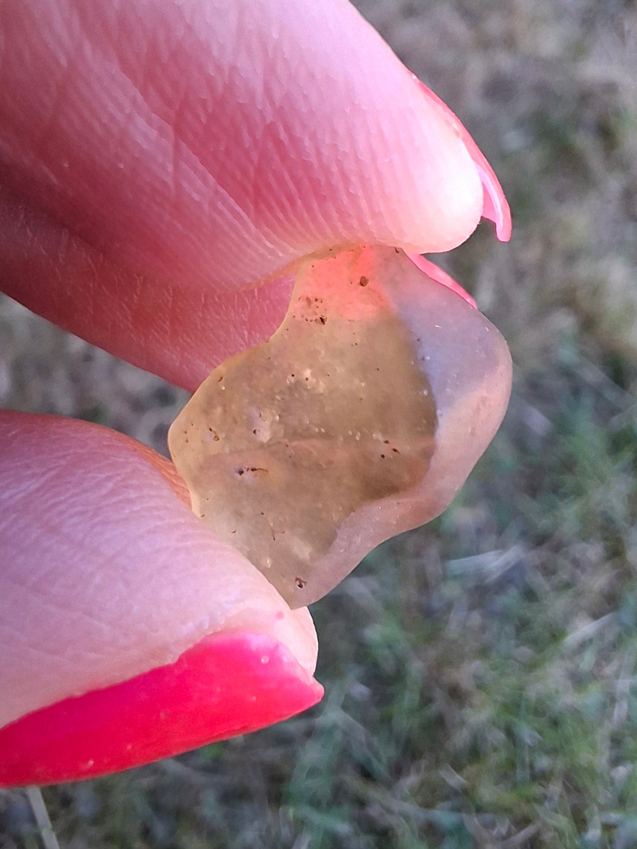 Libyan Desert Glass (darker) Piece, 0.95g, Tektite (Ref: L1363)