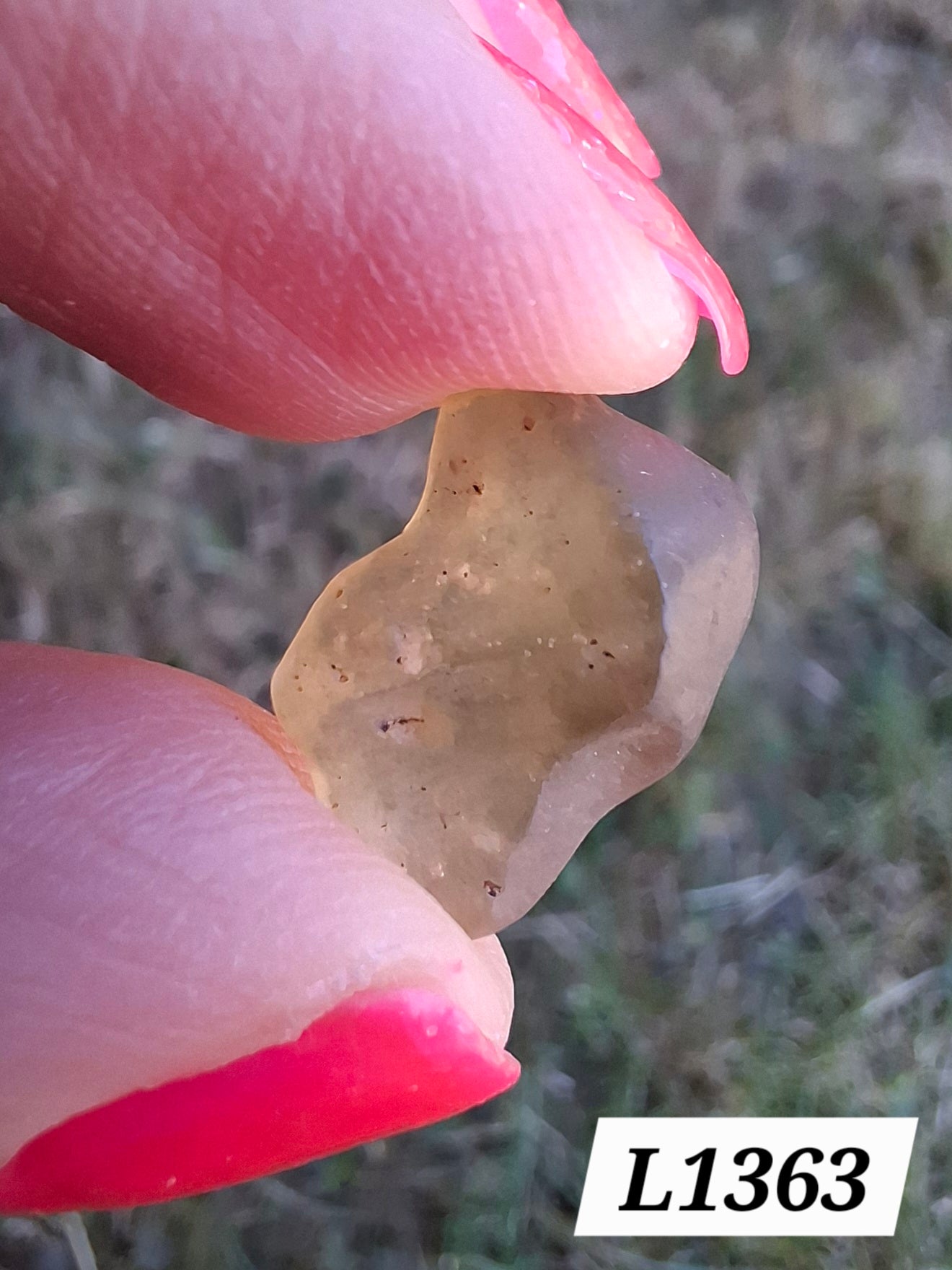 Libyan Desert Glass (darker) Piece, 0.95g, Tektite (Ref: L1363)