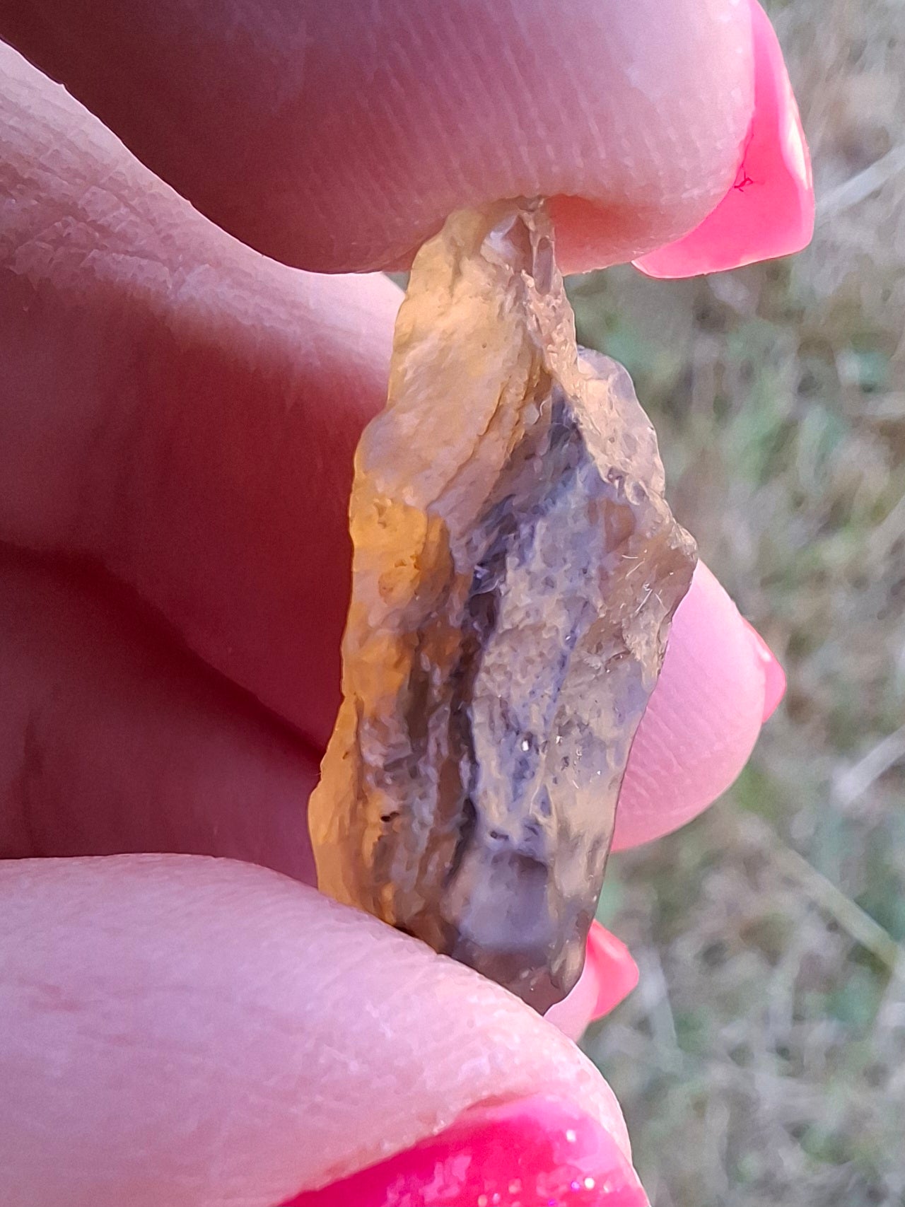 Libyan Desert Glass (darker) piece, 2.88g, Tektite (Ref: L1358)