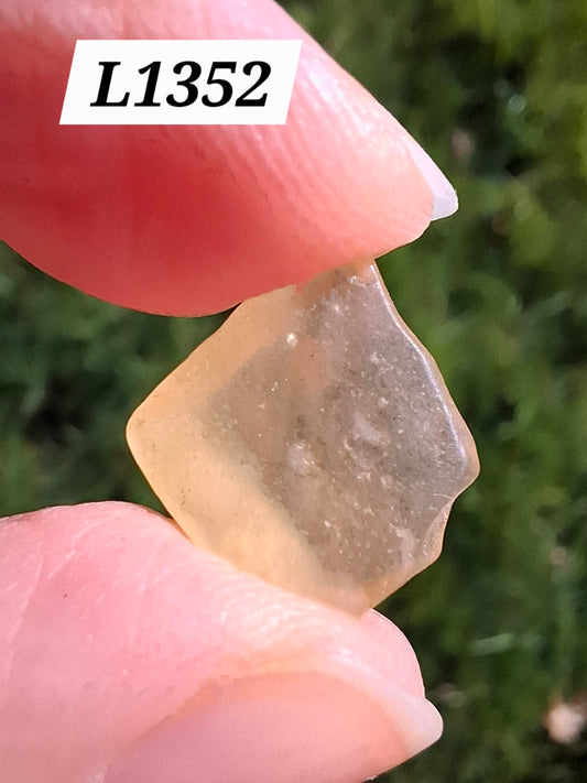 Libyan Desert Glass small Piece, 0.87g, Tektite (Ref: L1352)