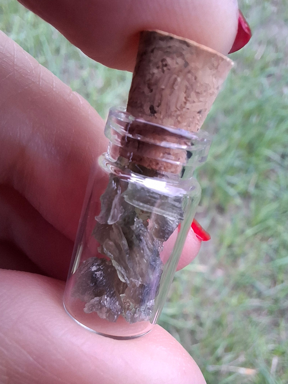 Moldavite Chips (1.00g) in 1ml Bottle, Tektite (Ref: B32)
