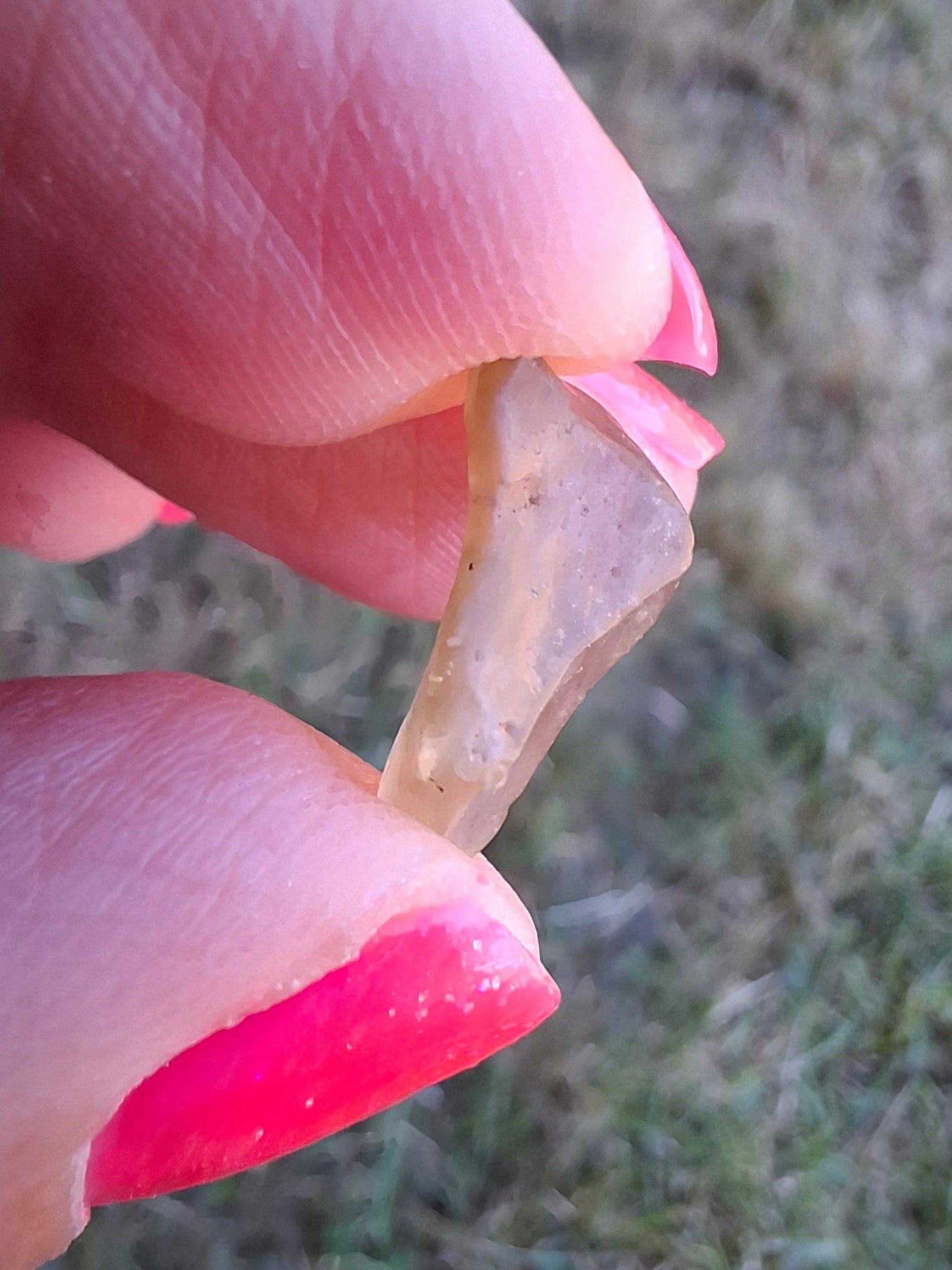 Libyan Desert Glass (darker) Piece, 0.95g, Tektite (Ref: L1363)