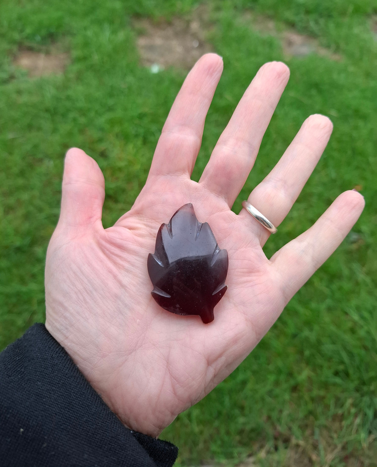 Red Amber Leaf Carving, 8.45g, Fossil (Ref: Leaf1)