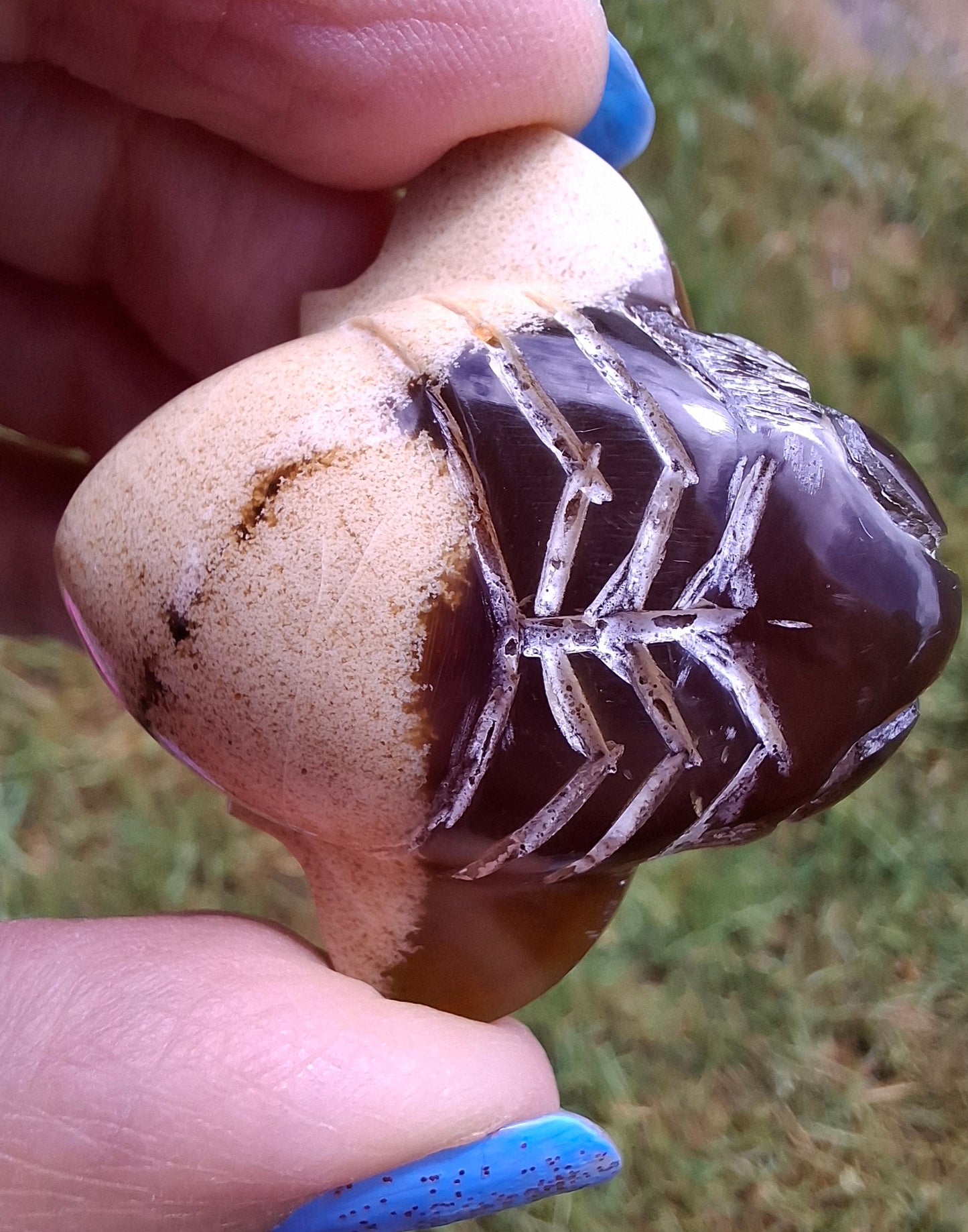 Red Amber Honey Bee Carving, 8.34g, Fossil (Ref: Bee38)