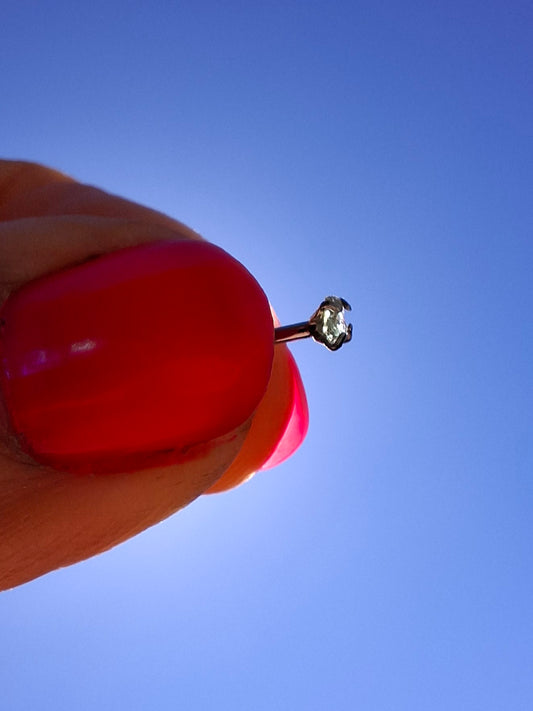 Moldavite (raw) NOSE STUD, 18G, L Shape, Surgical steel, Tektite (Ref: N9)