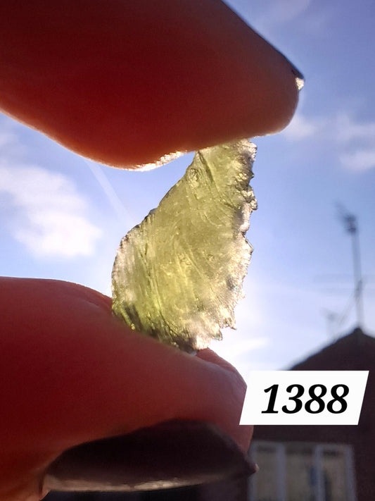 Moldavite Piece, 0.98g, Tektite (Ref: 1388)