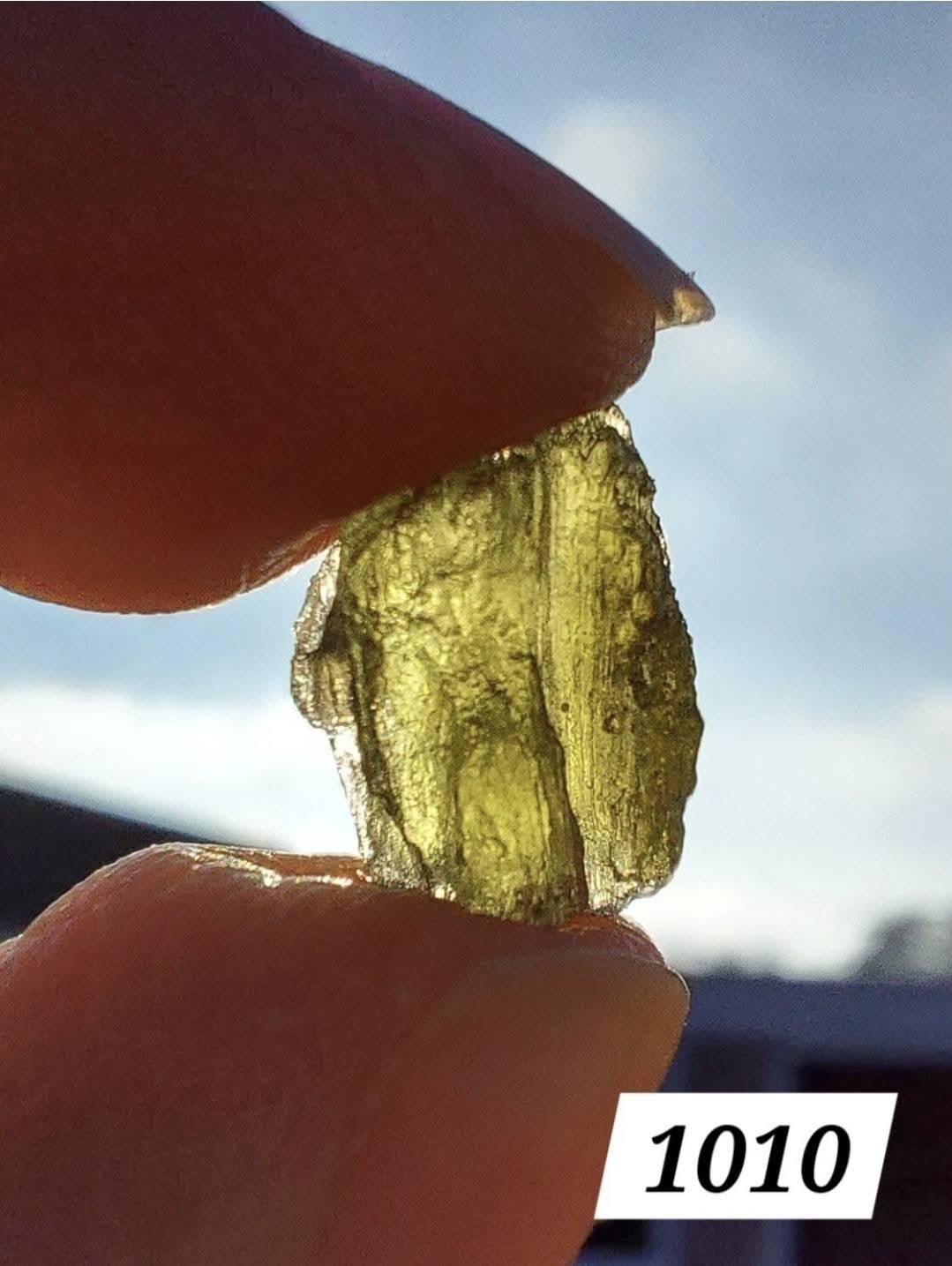 Moldavite Piece, 0.66g, Tektite (Ref: 1010)