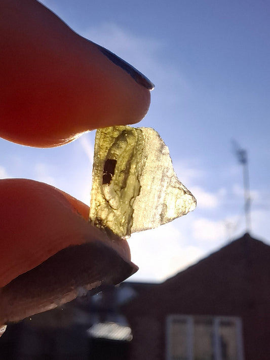Moldavite Piece, 0.85g, Tektite (Ref: 1396)