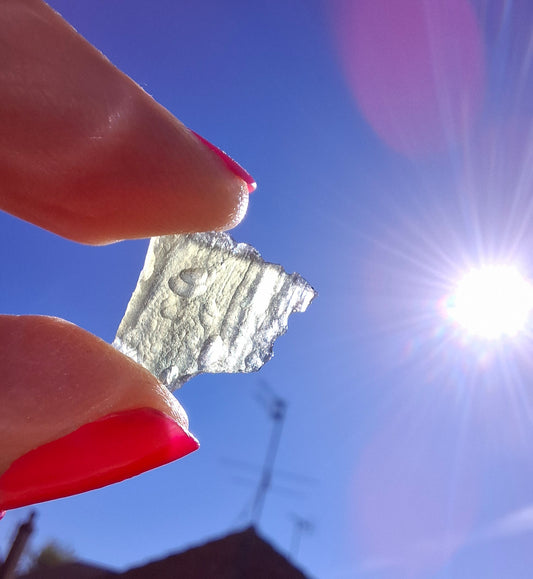 Moldavite Piece, 0.69g, Tektite (Ref: 1405)