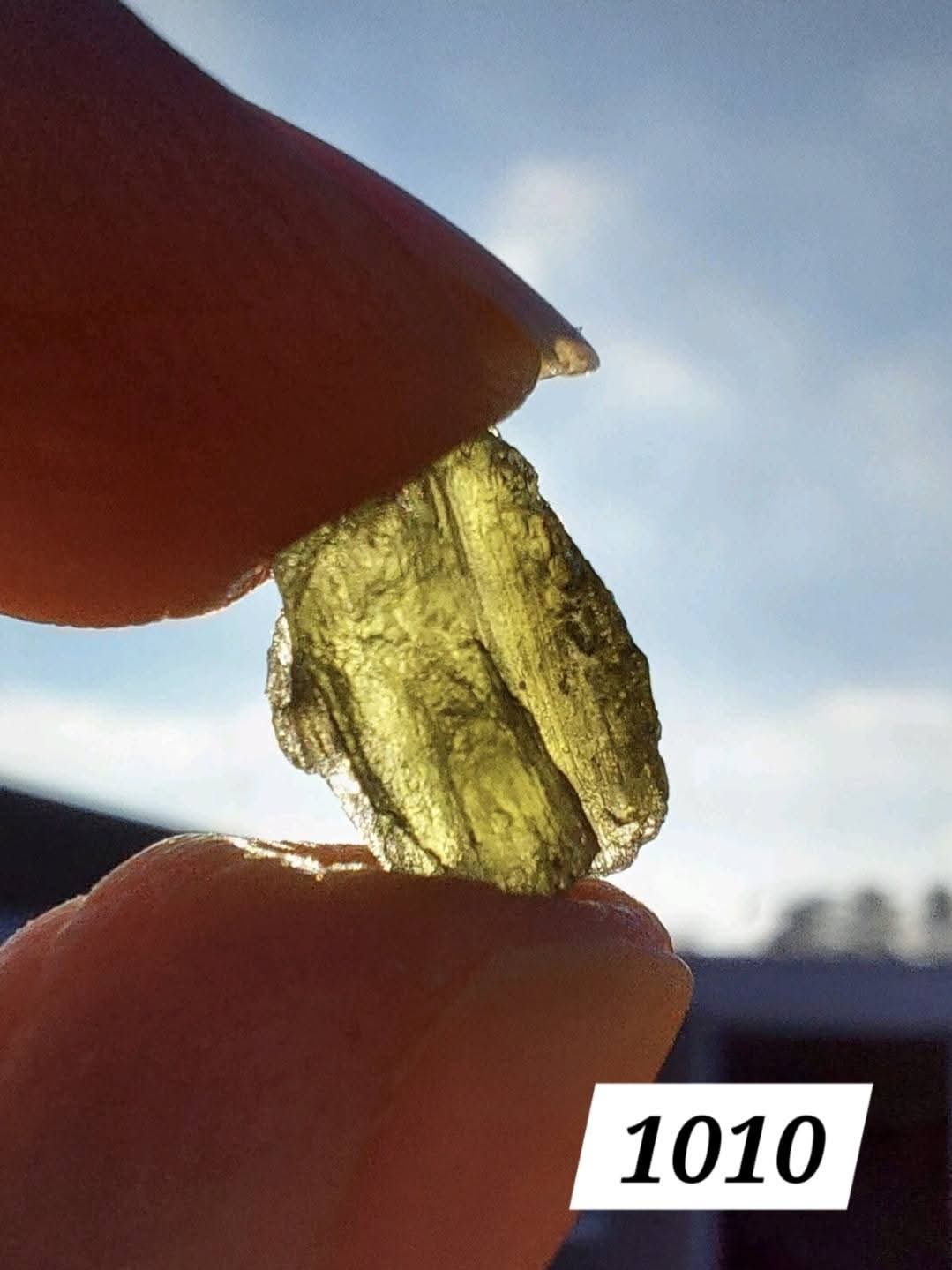 Moldavite Piece, 0.66g, Tektite (Ref: 1010)