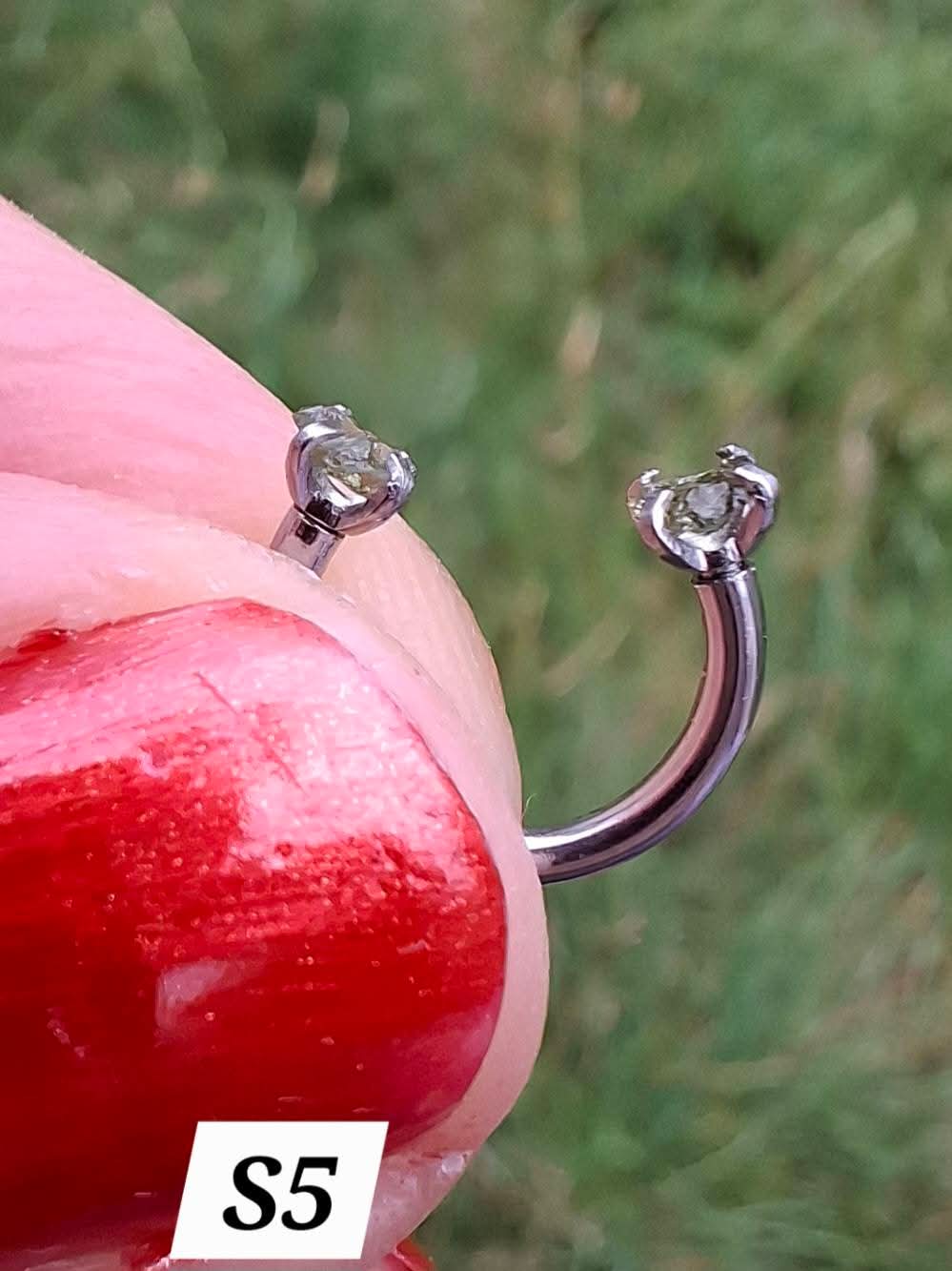 Moldavite (raw) HORSESHOE SEPTUM RING, 16G, Surgical steel, Tektite (Ref: S5)