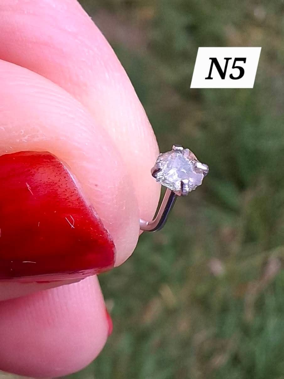 Moldavite (raw) NOSE STUD, 20G, L shape, Surgical steel, Tektite (Ref: N5)