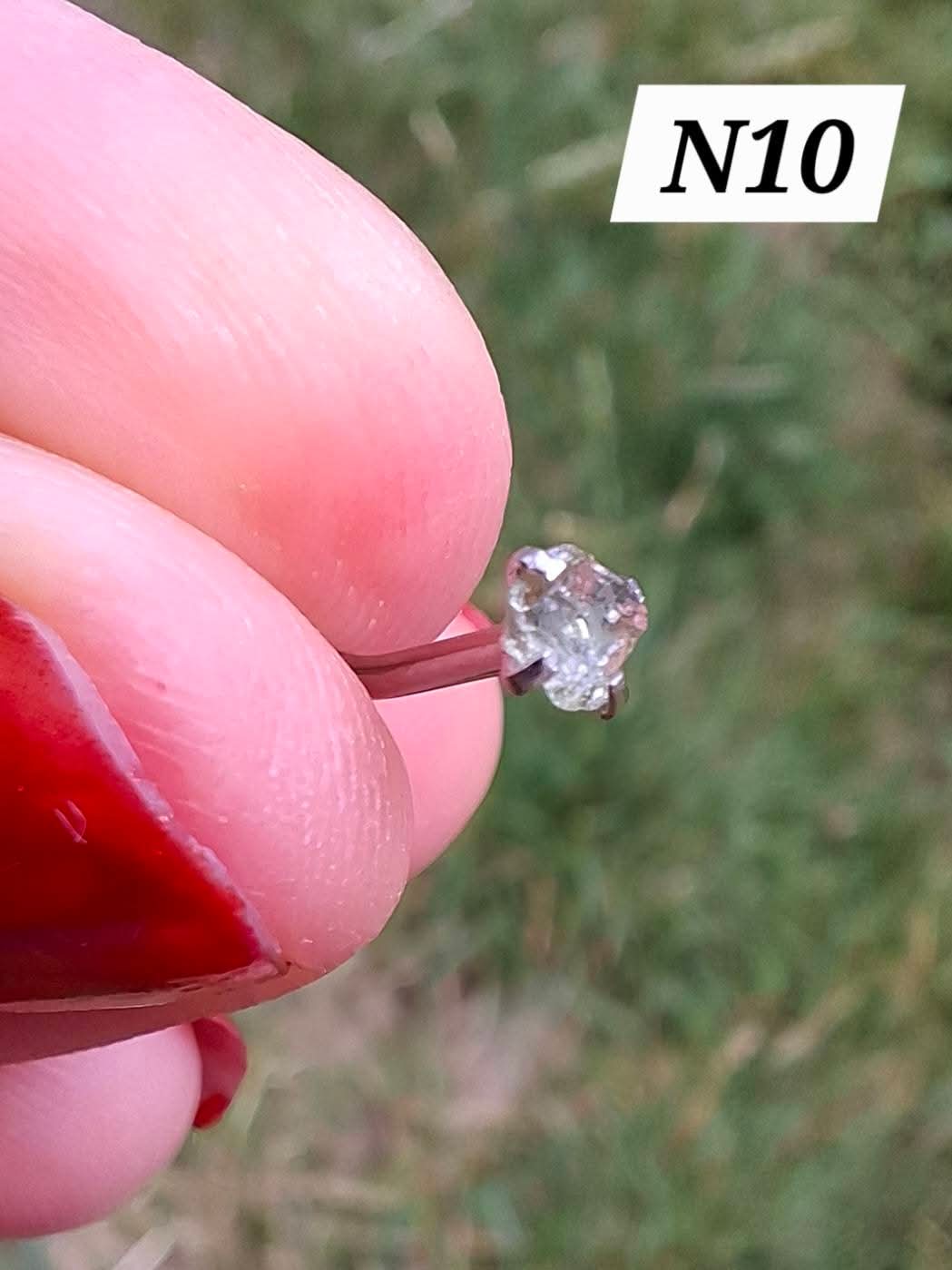 Moldavite (raw) NOSE STUD, 18G, L Shape, Surgical steel, Tektite (Ref: N10)