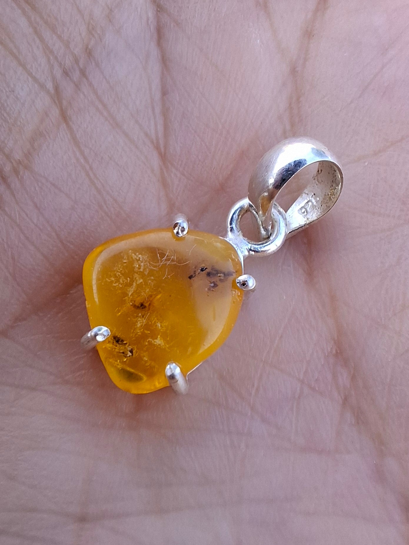 Baltic Amber Pendant, 925 Silver, Fossil (Ref: AP20)