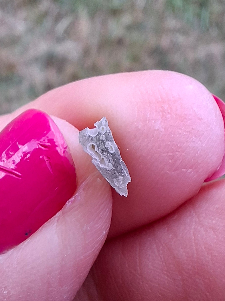 Moldavite tiny piece, SNOWFLAKE, FROSTED, BRUSNA, 0.18g, Tektite (Ref: 1496)