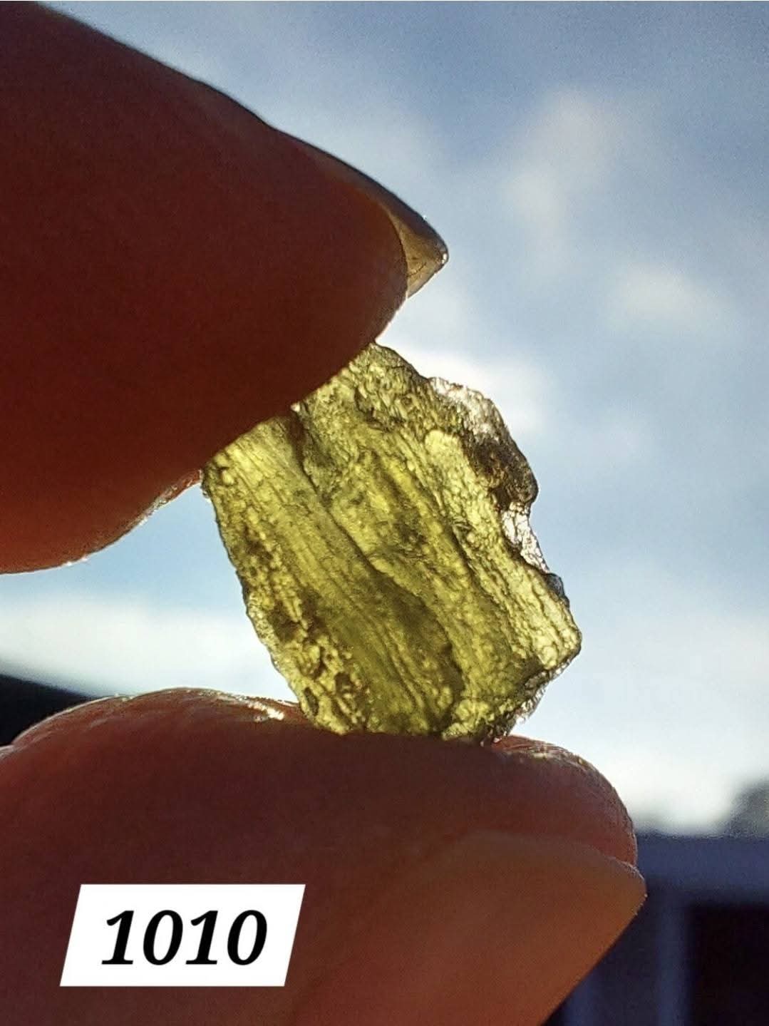 Moldavite Piece, 0.66g, Tektite (Ref: 1010)