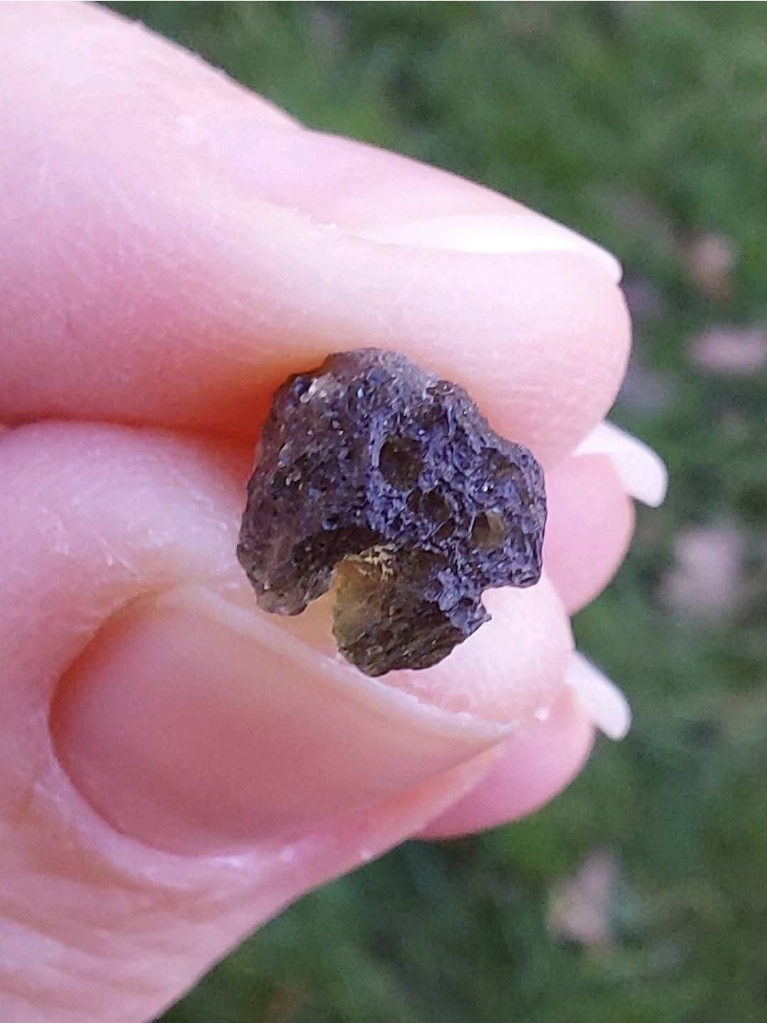 Moldavite Piece, 0.66g, Tektite (Ref: 1010)