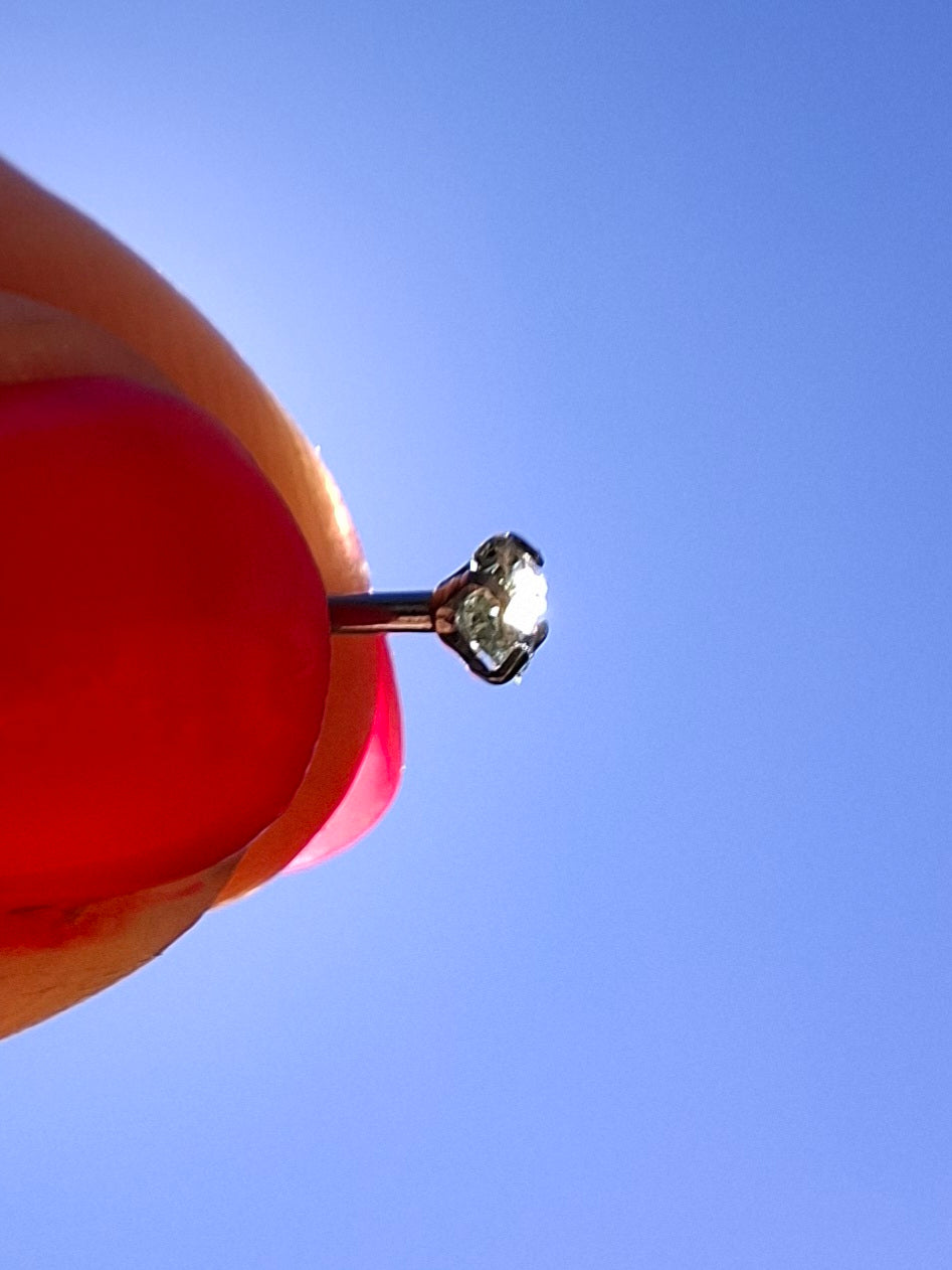 Moldavite (raw) NOSE STUD, 18G, L shape, Surgical steel, Tektite (Ref: N8)