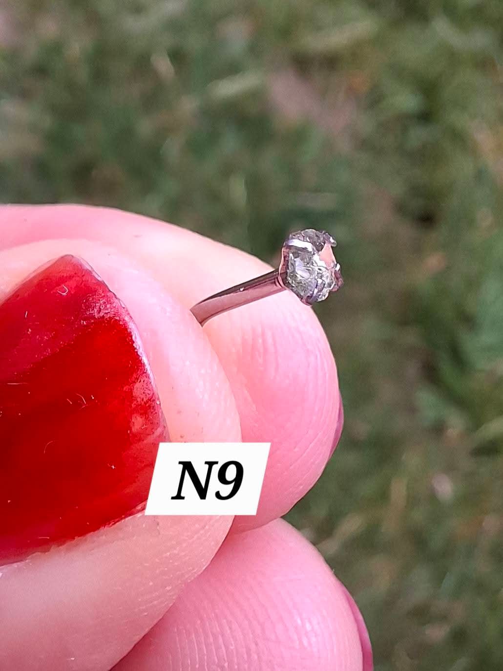 Moldavite (raw) NOSE STUD, 18G, L Shape, Surgical steel, Tektite (Ref: N9)