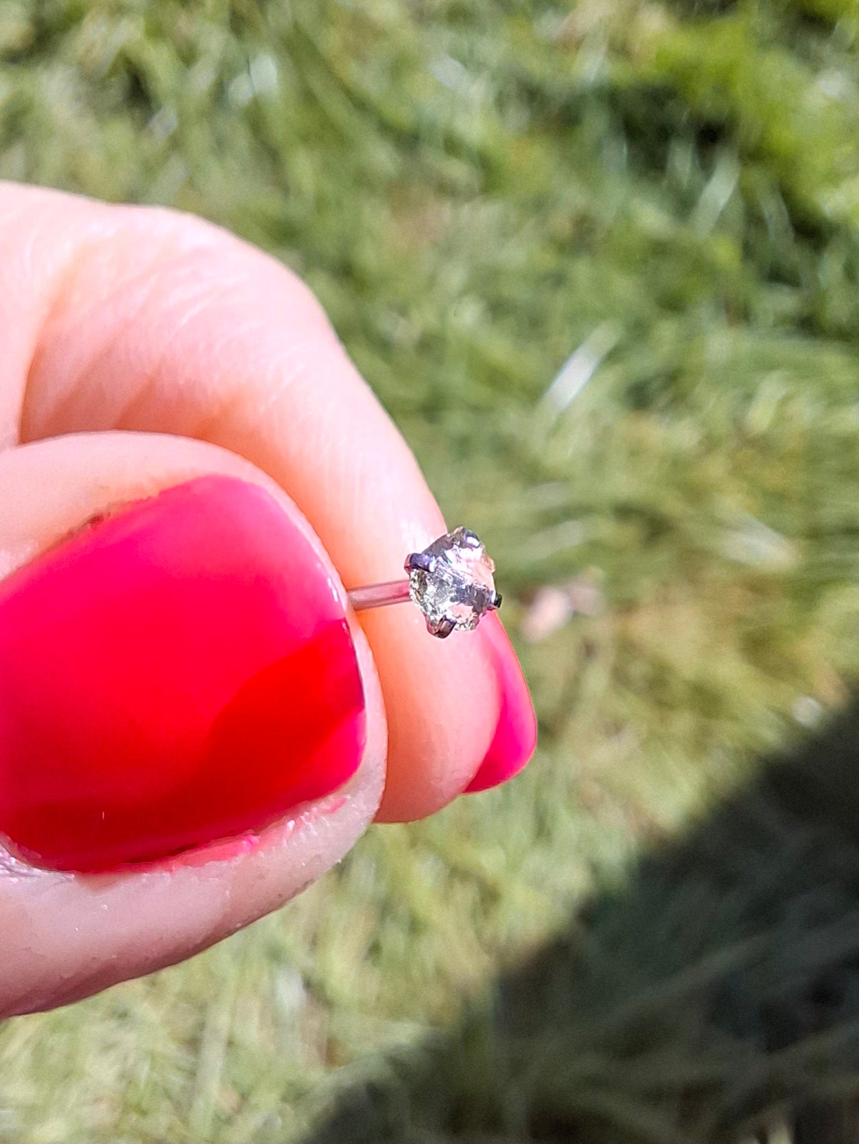 Moldavite (raw) NOSE STUD, 20G, L shape, Surgical steel, Tektite (Ref: N6)