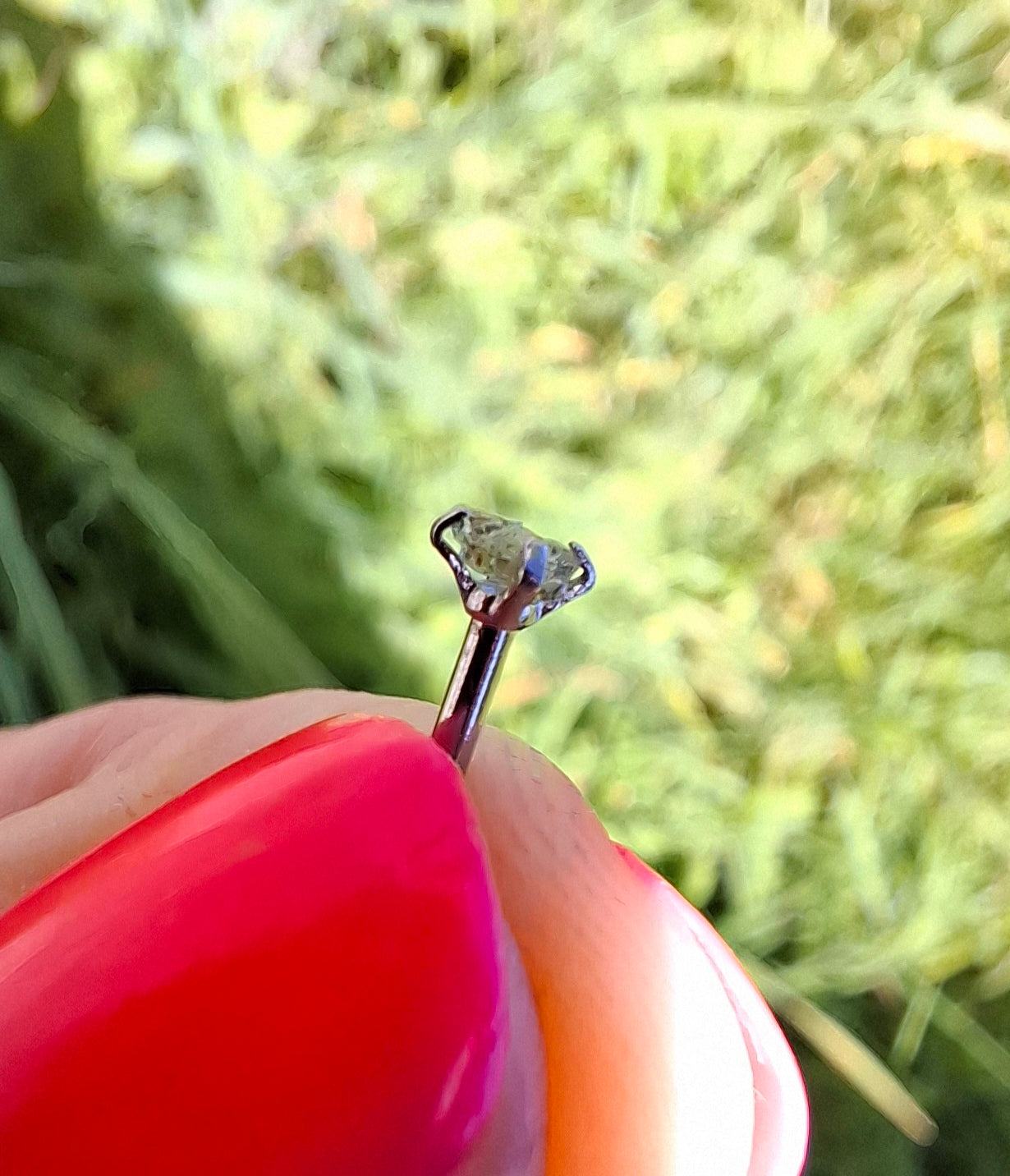 Moldavite (raw) NOSE STUD, 18G, L Shape, Surgical steel, Tektite (Ref: N10)