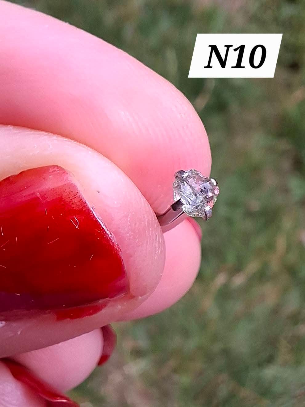 Moldavite (raw) NOSE STUD, 18G, L Shape, Surgical steel, Tektite (Ref: N10)