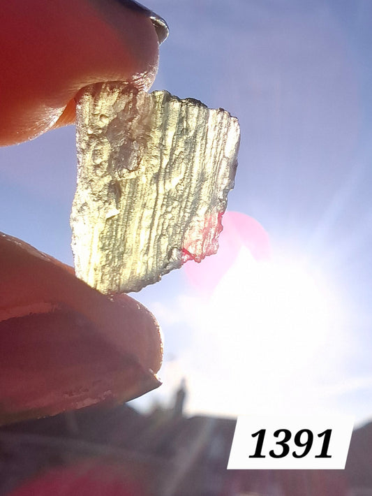 Moldavite Piece, 0.93g, Tektite (Ref: 1391)