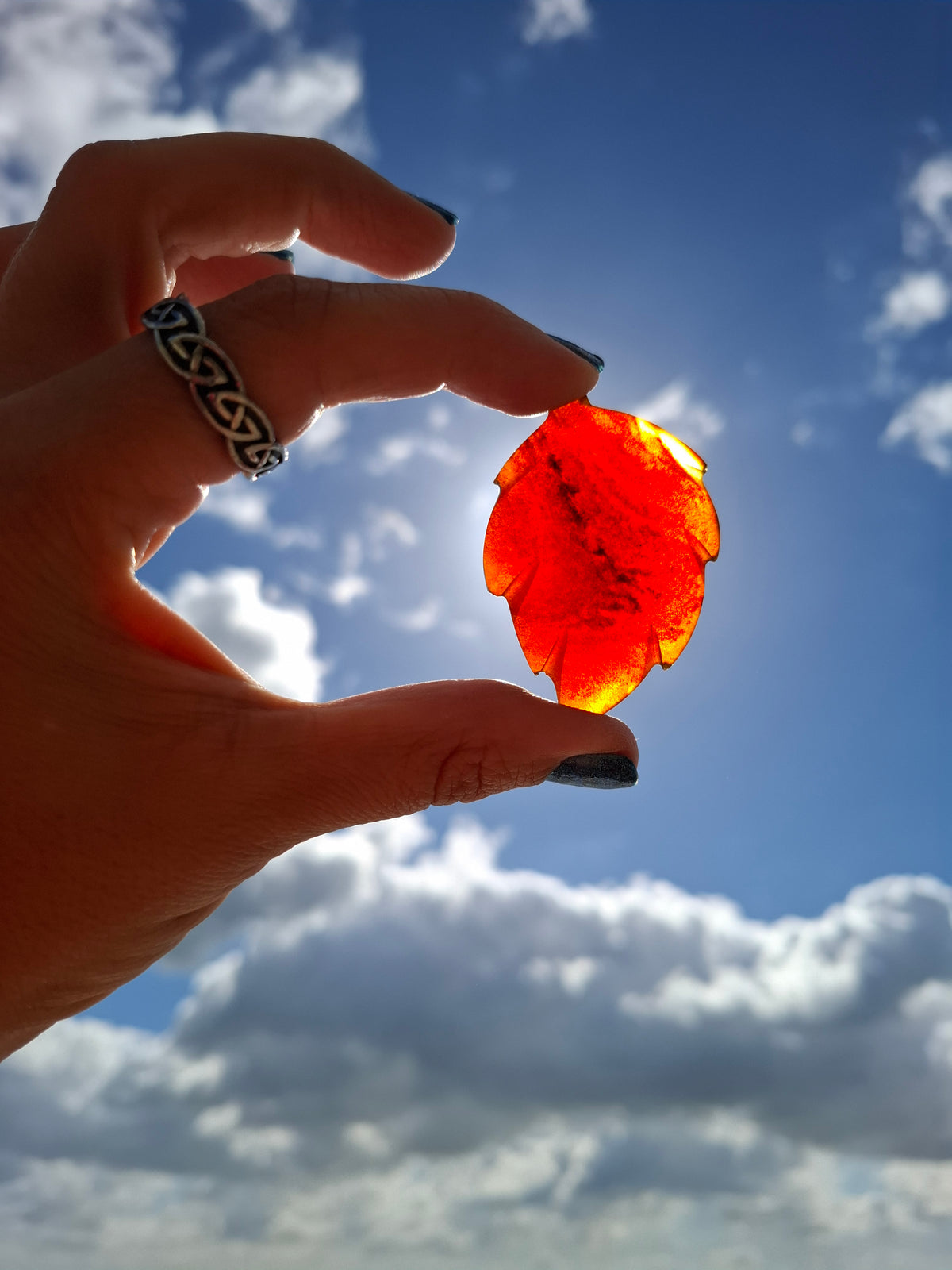Red Amber Leaf Carving, 8.35g, Fossil (Ref: Leaf2)